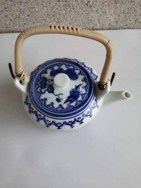 古玩陶瓷嬰戲花蝶紋青花提梁壺拍賣,當前價格398元