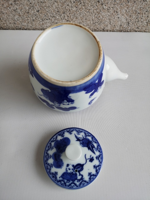 古玩陶瓷嬰戲花蝶紋青花提梁壺拍賣,當前價格398元