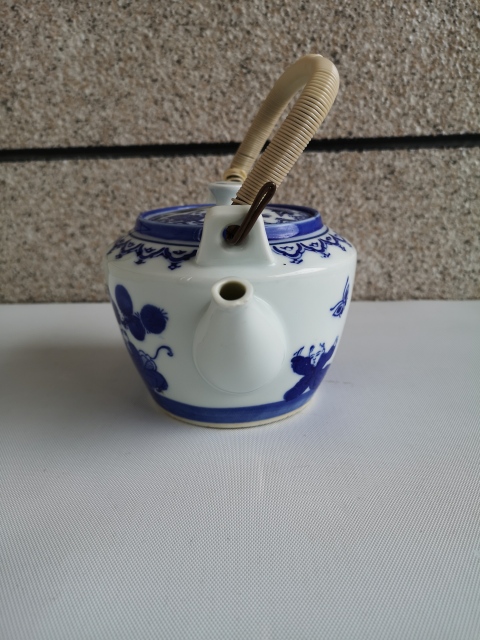 古玩陶瓷嬰戲花蝶紋青花提梁壺拍賣,當前價格398元
