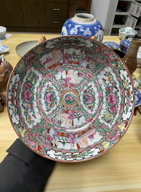 古玩陶瓷晚清民國 精品人物花鳥蝶紋廣彩特大碗拍賣，當前價格2200元