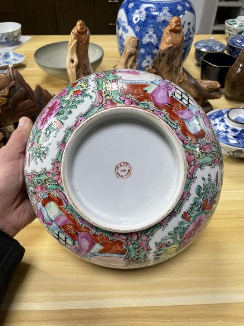 古玩陶瓷晚清民國 精品人物花鳥蝶紋廣彩特大碗拍賣，當前價格2200元