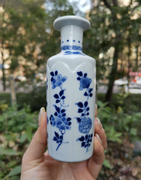 古玩陶瓷【5671】清康熙 青花暗刻蓮瓣開窗花卉雜寶圖瓶拍賣,當前價格4280元