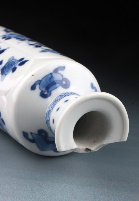 古玩陶瓷【5671】清康熙 青花暗刻蓮瓣開窗花卉雜寶圖瓶拍賣,當前價格4280元
