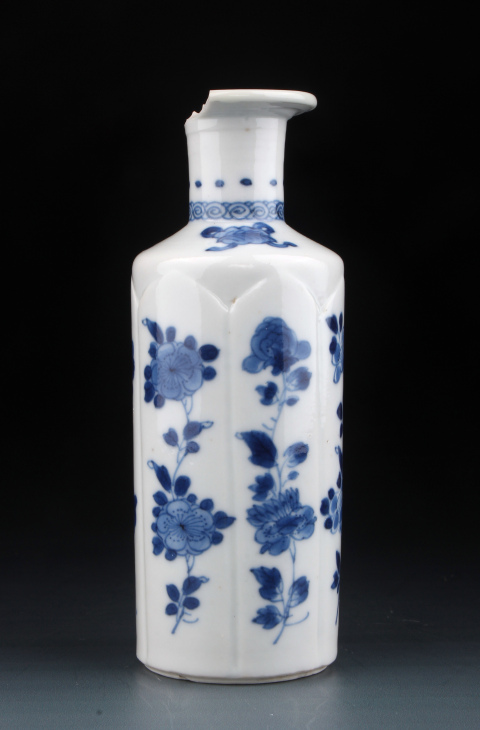 古玩陶瓷【5671】清康熙 青花暗刻蓮瓣開窗花卉雜寶圖瓶拍賣,當前價格4280元