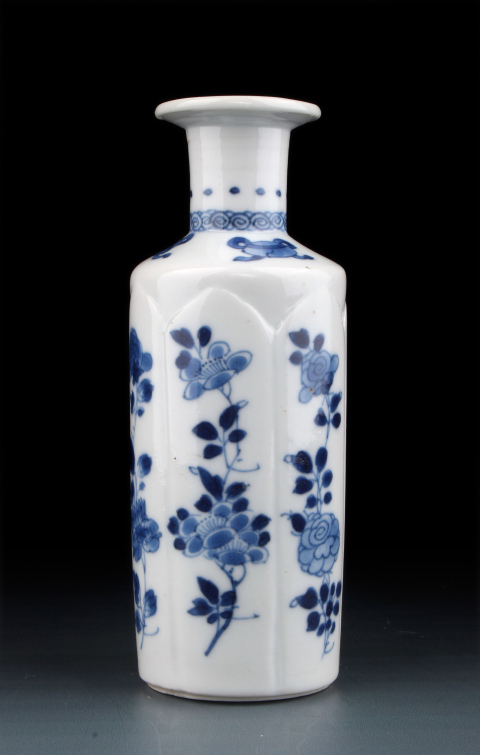古玩陶瓷【5671】清康熙 青花暗刻蓮瓣開窗花卉雜寶圖瓶拍賣,當前價格4280元
