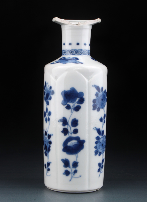 古玩陶瓷【5671】清康熙 青花暗刻蓮瓣開窗花卉雜寶圖瓶拍賣,當前價格4280元