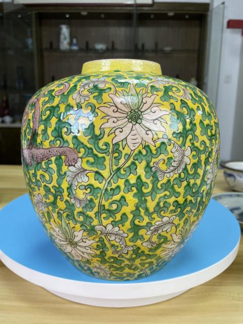 古玩陶瓷清晚期 精品黃地素三彩穿花游龍紋大罐（氣死官）拍賣，當前價格9800元