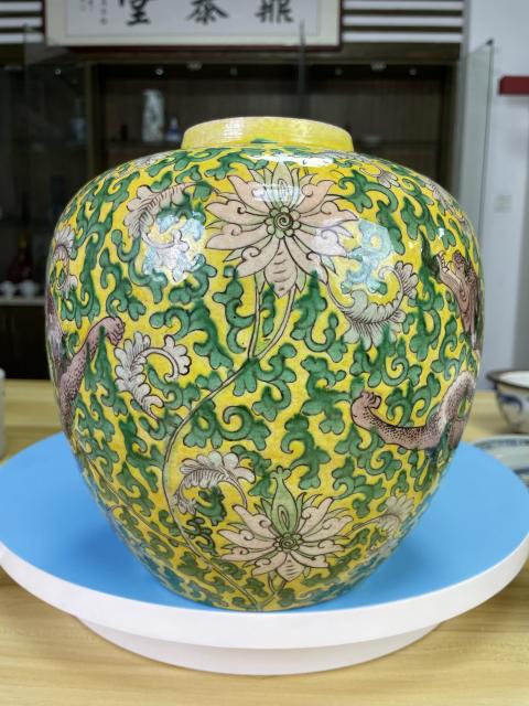 古玩陶瓷清晚期 精品黃地素三彩穿花游龍紋大罐（氣死官）拍賣，當前價格9800元