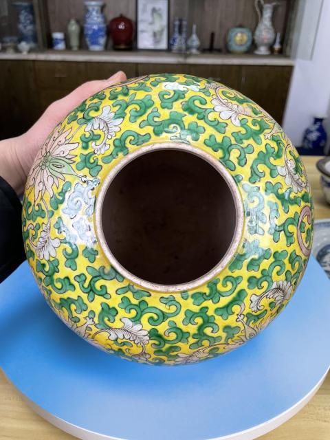 古玩陶瓷清晚期 精品黃地素三彩穿花游龍紋大罐（氣死官）拍賣，當前價格9800元