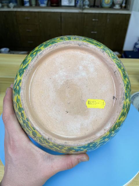 古玩陶瓷清晚期 精品黃地素三彩穿花游龍紋大罐（氣死官）拍賣，當前價格9800元