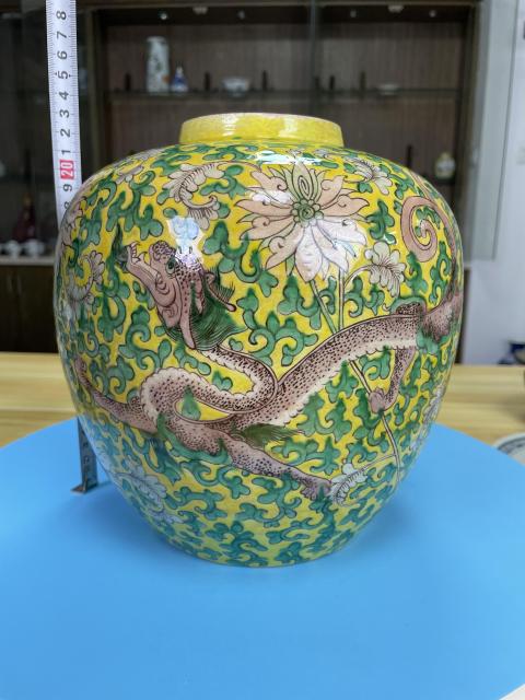 古玩陶瓷清晚期 精品黃地素三彩穿花游龍紋大罐（氣死官）拍賣，當前價格9800元
