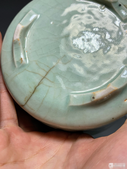 古玩陶瓷清中期青釉刻花花卉紋三足筒式香爐拍賣，當前價格658元
