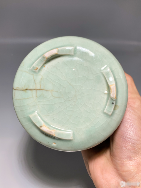 古玩陶瓷清中期青釉刻花花卉紋三足筒式香爐拍賣，當前價格658元