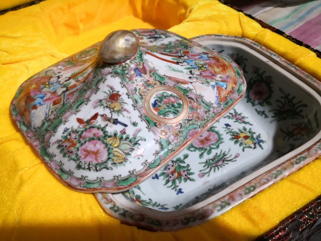 古玩陶瓷清中晚·廣彩花鳥人物紋蓋盆拍賣，當前價格2800元