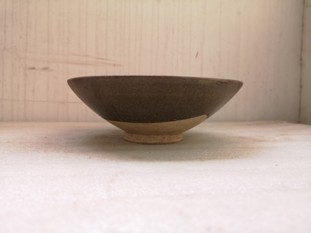 古玩陶瓷澀圈圈足的疊燒工藝褐釉碗拍賣,當前價格680元