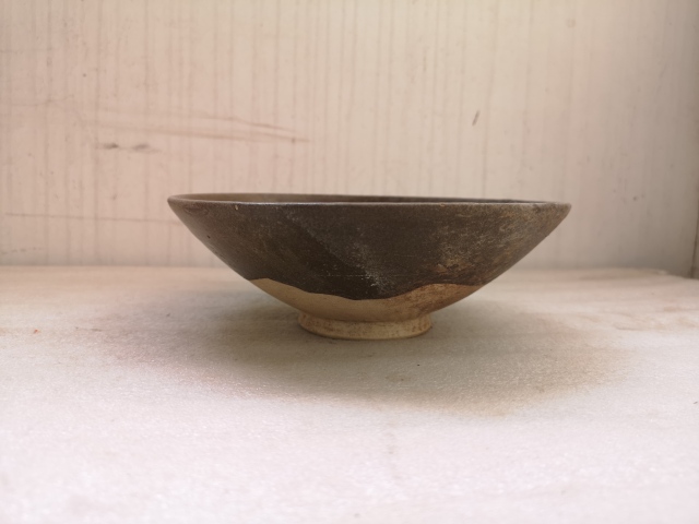 古玩陶瓷澀圈圈足的疊燒工藝褐釉碗拍賣,當前價格680元
