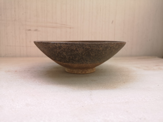 古玩陶瓷澀圈圈足的疊燒工藝褐釉碗拍賣,當前價格680元