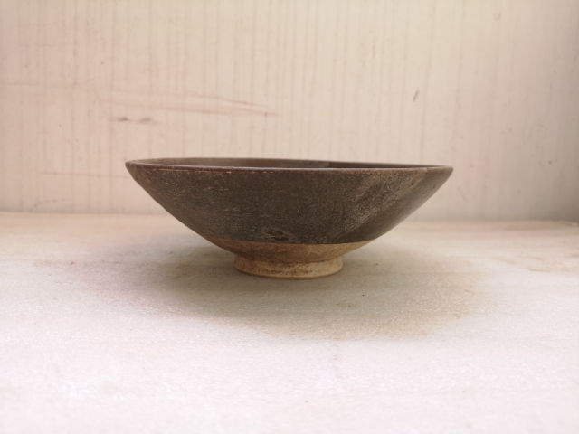 古玩陶瓷澀圈圈足的疊燒工藝褐釉碗拍賣,當前價格680元