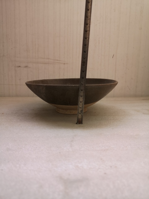 古玩陶瓷澀圈圈足的疊燒工藝褐釉碗拍賣,當前價格680元