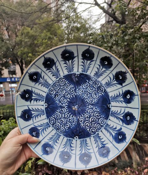 古玩陶瓷【5812】清康熙???青花開窗菊花紋大盤拍賣，當(dāng)前價(jià)格3860元