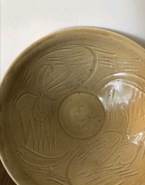 古玩陶瓷同安窯青瓷刻花碗拍賣,當(dāng)前價格2698元