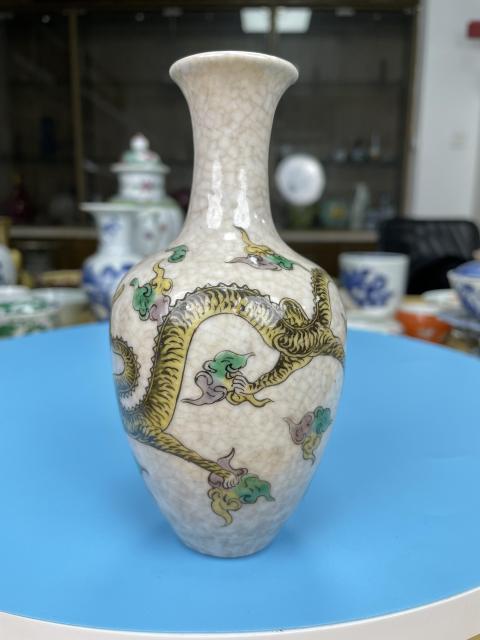 古玩陶瓷清道光 精品哥釉地 游龍紋賞瓶(氣死官)拍賣,當(dāng)前價(jià)格3500元