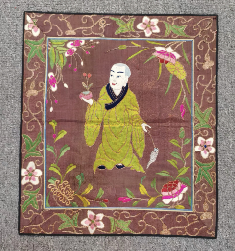 古玩雜項(xiàng)清代團(tuán)龍暗花地羅漢彩繡拍賣，當(dāng)前價(jià)格3000元