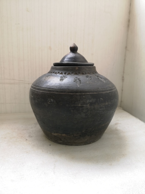 古玩陶瓷灰陶刻印花卉紋蓋罐拍賣,當(dāng)前價(jià)格850元