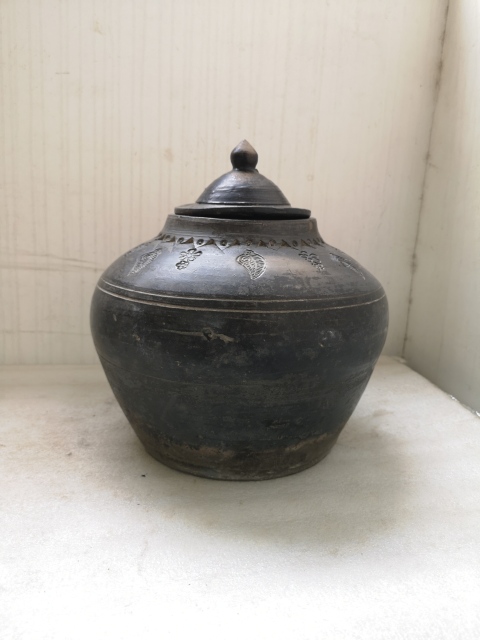 古玩陶瓷灰陶刻印花卉紋蓋罐拍賣,當(dāng)前價(jià)格850元