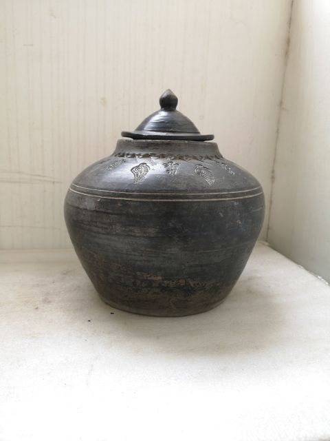 古玩陶瓷灰陶刻印花卉紋蓋罐拍賣,當(dāng)前價(jià)格850元