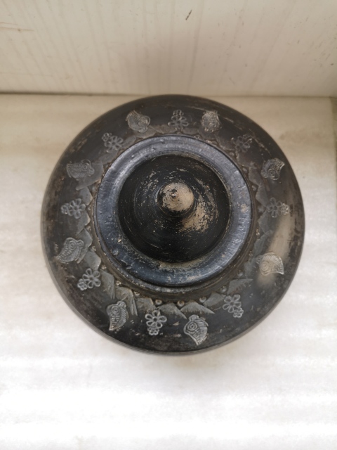 古玩陶瓷灰陶刻印花卉紋蓋罐拍賣,當(dāng)前價(jià)格850元