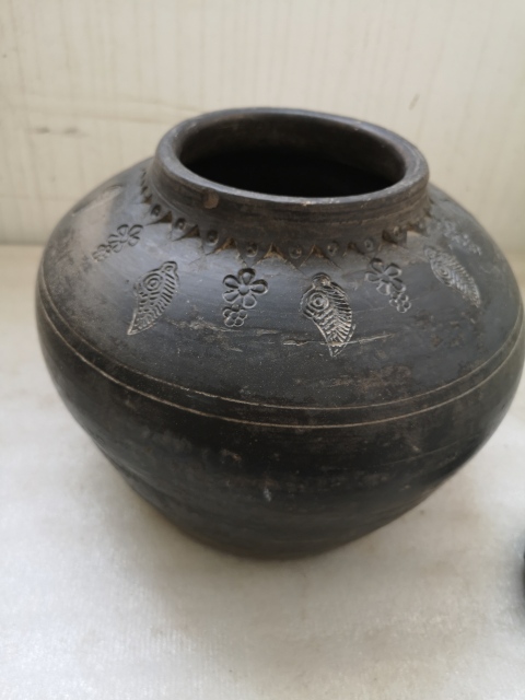 古玩陶瓷灰陶刻印花卉紋蓋罐拍賣,當(dāng)前價(jià)格850元