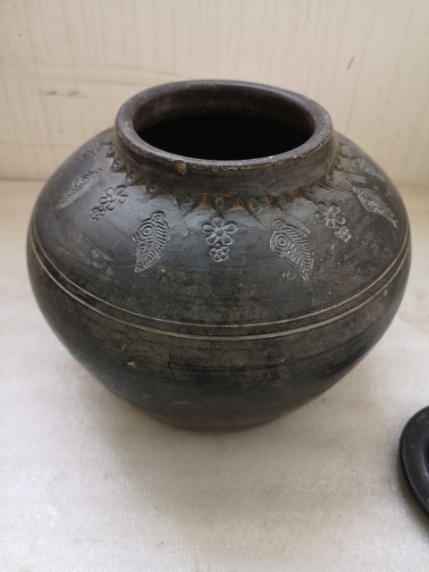 古玩陶瓷灰陶刻印花卉紋蓋罐拍賣,當(dāng)前價(jià)格850元