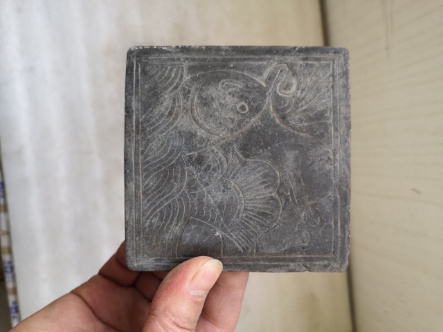 古玩陶瓷黑陶刻魚紋硯臺拍賣，當前價格350元