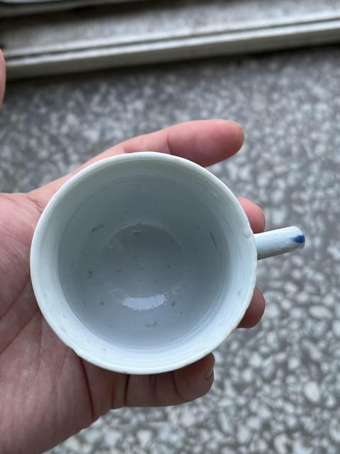 古玩陶瓷花卉紋青花執杯拍賣，當前價格800元
