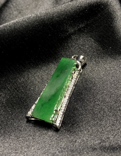 古玩玉器天然翡翠滿綠色平安牌掛墜拍賣,當前價格220元