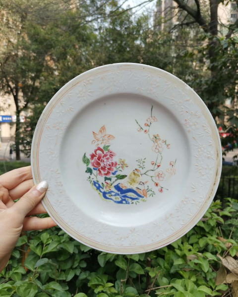 古玩陶瓷【5947】清雍乾  粉彩洞石花卉紋盤拍賣，當前價格2660元