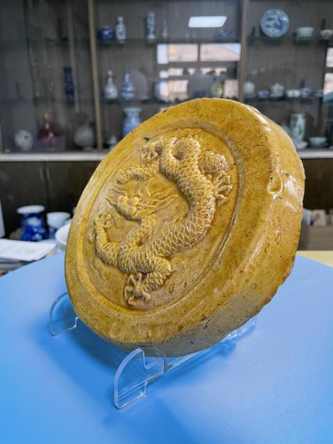 古玩陶瓷明末清初 黃釉龍紋瓦當（官）拍賣，當前價格3800元