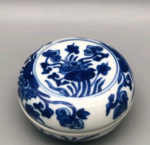 古玩陶瓷花卉紋青花蓋盒拍賣,當前價格2888元