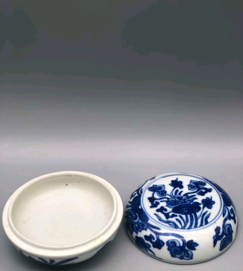 古玩陶瓷花卉紋青花蓋盒拍賣,當前價格2888元
