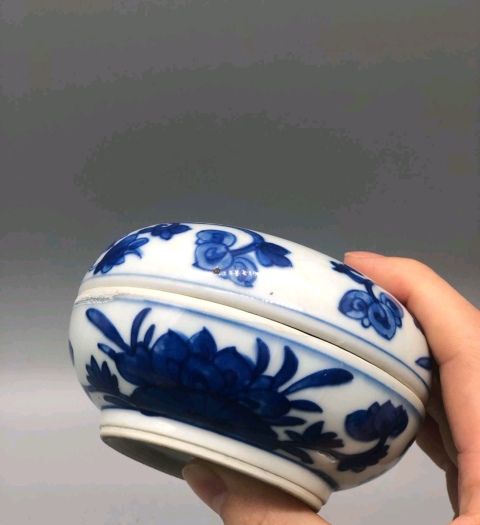 古玩陶瓷花卉紋青花蓋盒拍賣,當前價格2888元