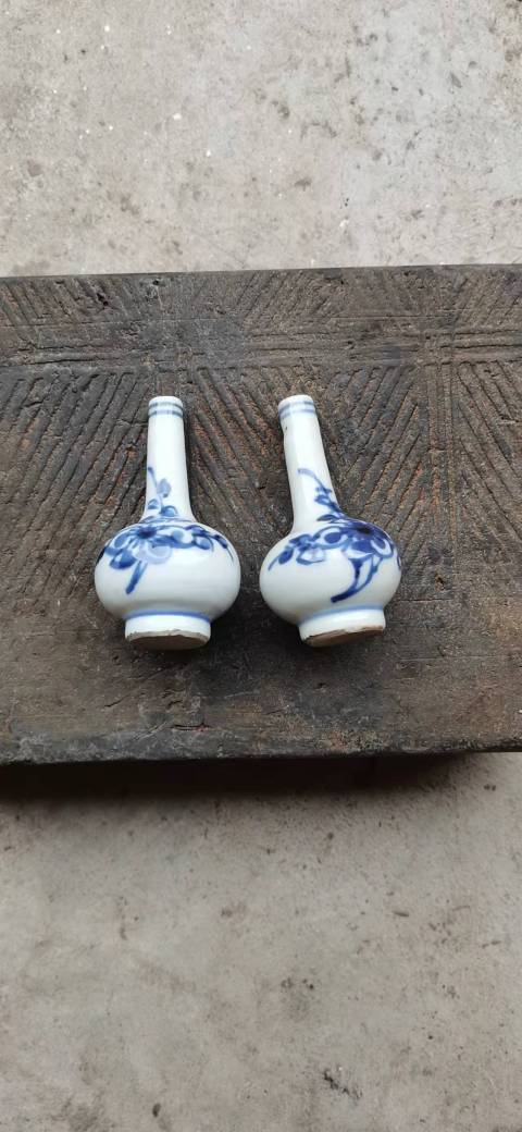 古玩陶瓷梅紋青花錐把瓶拍賣,當前價格3200元
