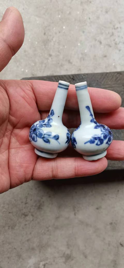 古玩陶瓷梅紋青花錐把瓶拍賣,當前價格3200元