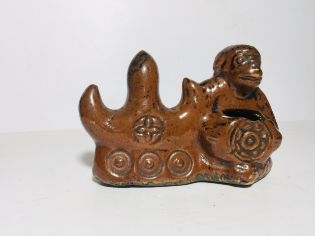 古玩陶瓷(清代)紫金釉猴形筆洗架(文房精品)拍賣,當前價格1888元