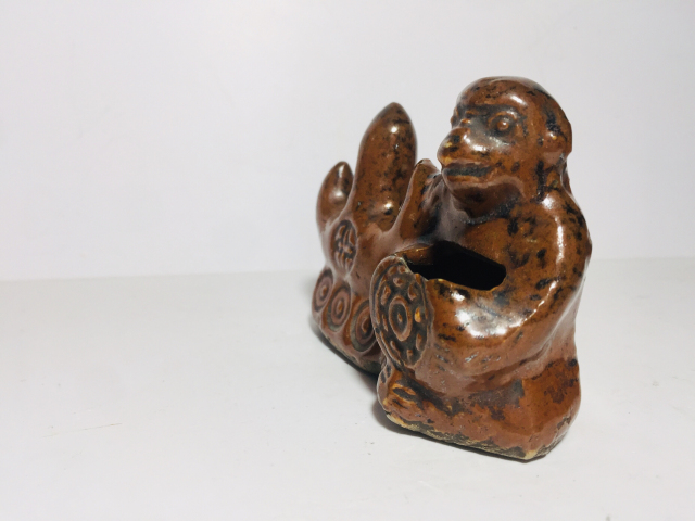古玩陶瓷(清代)紫金釉猴形筆洗架(文房精品)拍賣,當前價格1888元