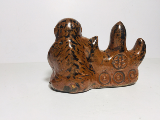 古玩陶瓷(清代)紫金釉猴形筆洗架(文房精品)拍賣,當前價格1888元