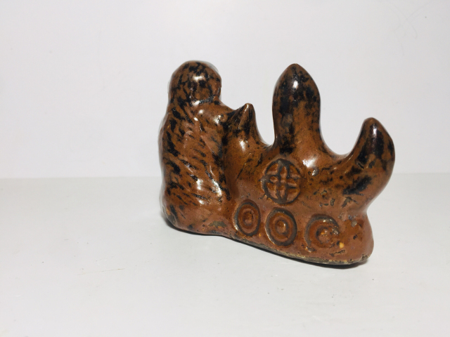 古玩陶瓷(清代)紫金釉猴形筆洗架(文房精品)拍賣,當前價格1888元