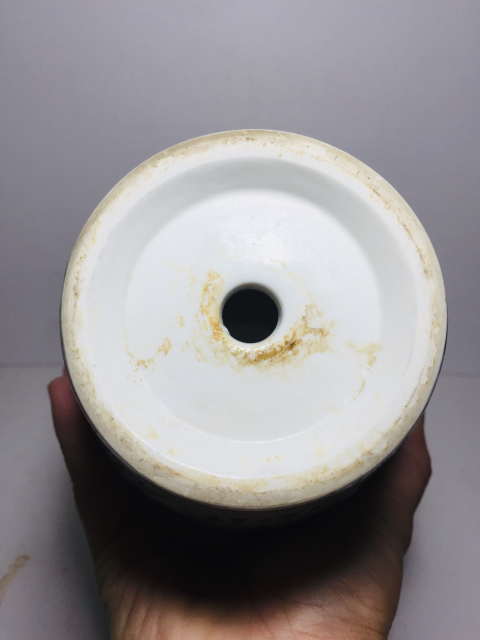 古玩陶瓷民國解放初梅花鏤空燈籠瓶拍賣,當(dāng)前價(jià)格0元