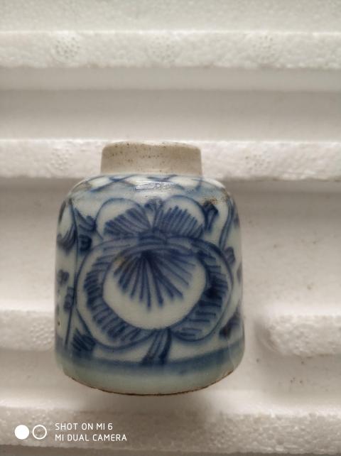 古玩陶瓷清中期.纏枝花卉紋青花水盂拍賣，當前價格699元