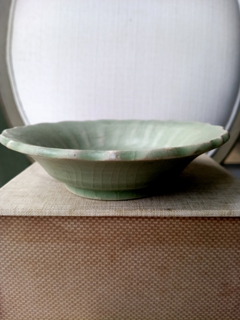 古玩陶瓷龍泉釉瓜棱紋花口盤拍賣，當前價格25600元